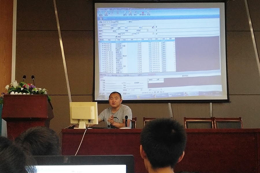 上线前内部会议，项目组成员王喜方讲解上线流程和注意事项.jpg